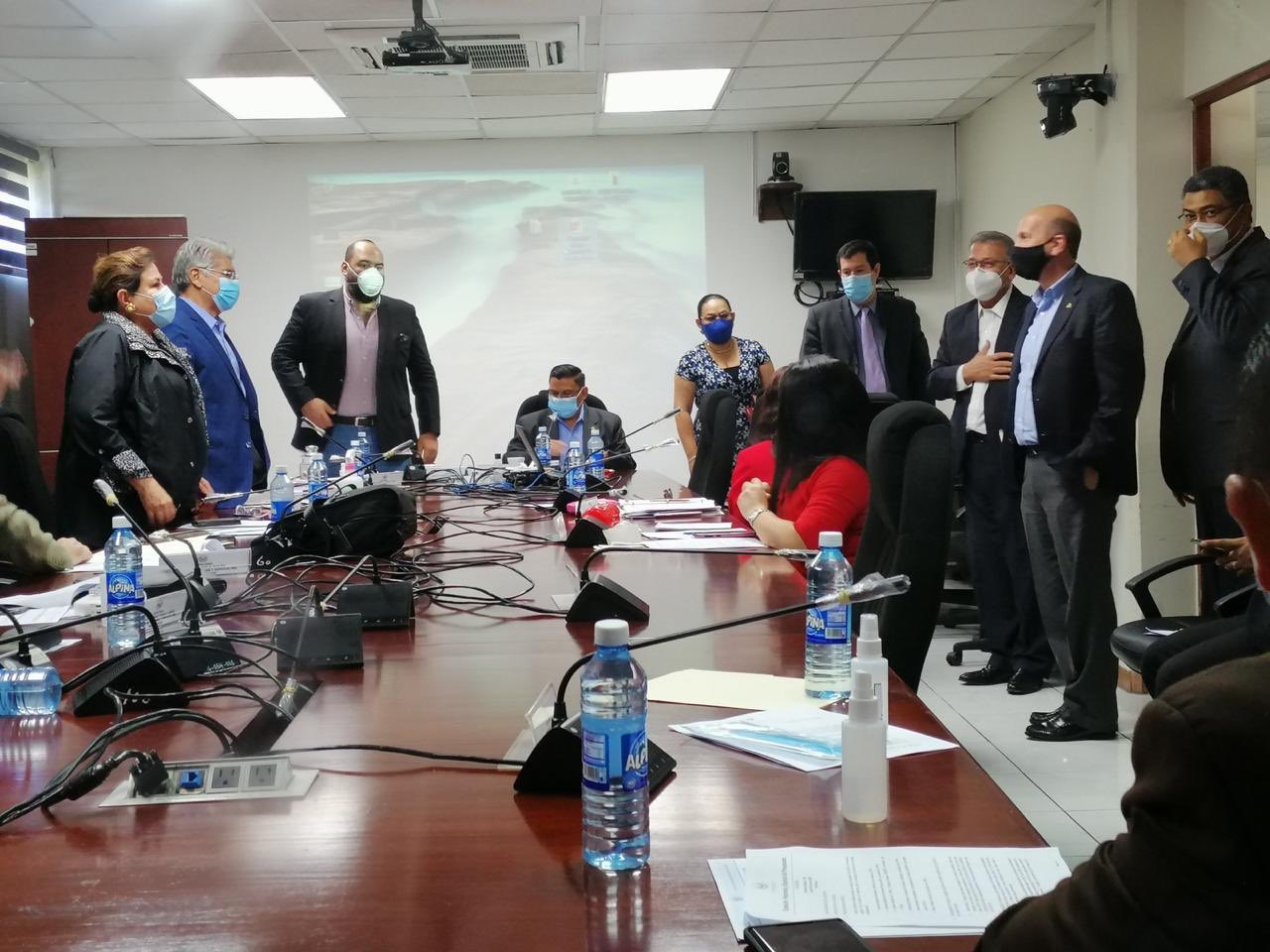 diputados-rinden-pleitesia-a-javier-siman-tras-su-llegada-a-la-comision-de-hacienda-de-la-asamblea-legislativa